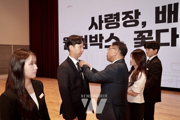 한전KDN, ‘KDN Welcome Day’ 행사 중 신입사원 대표에게 회사 배지를 수여하고 있는 박상형 한전KDN 사장