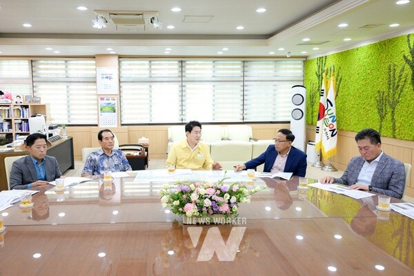 25일 순천시청 회의실에서 노관규 시장을 비롯한 산업단지 관계자들이 모여 재해 예방을 위한 관계기관 대책회의를 개최했다