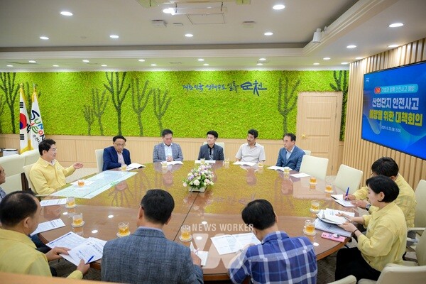 (시계방향) 노관규 순천시장, 율촌해룡산단협의회 정오용 회장, 주암농공단지 박종선 회장, (자)전남뿌리기업협회 이호재 회장, 조충갑 사무국장, 순천상공회의소 서호기 사무국장, 신성장산업과 산단개발팀장, 신성장산업과장, 율촌해룡산단협의회 김재수 사무국장, 서면일반산단 이재근 사무국장, 미래산업국장, 서면일반산단 강영춘 회장