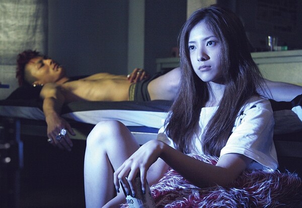 영화 '스네이크 앤 이어링'에서 누드 연기를 펼친 요시타카 유리코 [사진=넷플릭스]