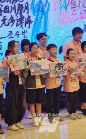 베이징 전람관 앞에서 단체 사진을 찍고 있다.2. 조별 그림책 발표회를 하고 있다.3. 장기 자랑대회에서 학생들이 응원을 하고 있다.