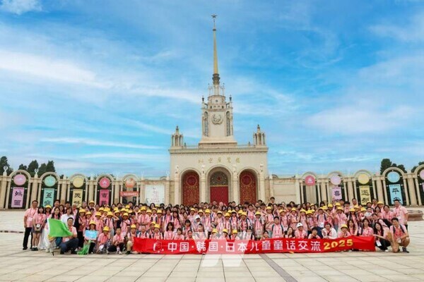 베이징 전람관 앞에서 단체 사진을 찍고 있다.