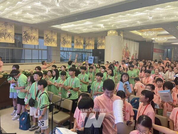 베이징 전람관 앞에서 단체 사진을 찍고 있다.2. 조별 그림책 발표회를 하고 있다.3. 장기 자랑대회에서 학생들이 응원을 하고 있다.