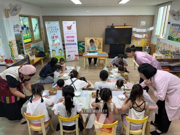 함평군은 지난 25일부터 다음 달 5일까지 관내 어린이집 10개소, 4세 이상 아동을 대상으로 ‘새싹 건강 다지기 교실’과 ‘한방으로 요리조리 교실’을 연계해 운영한다