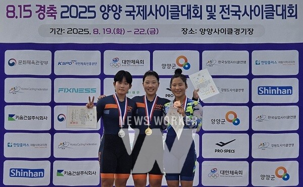 경륜 종목 1, 2위를 차지한 김하은(가운데) 선수와 나윤서(왼쪽) 선수