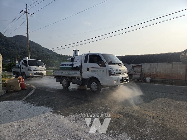 방역 차량이 농장 일대 도로를 소독하고 있다.