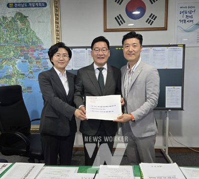 강진군의회 김보미, 노두섭의원이 전라남도청을 방문해 강위원 경제부지사에게 강진군 주요 현안과 청년 정책 아젠다를 건의했다.