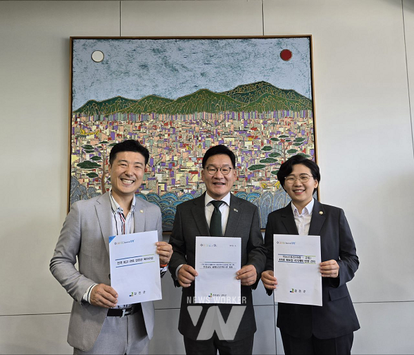 강진군의회 김보미, 노두섭의원이 전라남도청을 방문해 강위원 경제부지사에게 강진군 주요 현안과 청년 정책 아젠다를 건의했다.