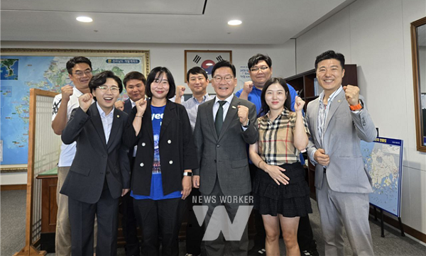 전라남도청 강위원 경제부지사와 강진군의회 김보미, 노두섭 의원을 비롯한 더민주청년혁신회의 회원이 기념사진을 촬영하는 모습