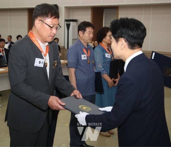 김대중 전남교육감이 ‘2025년 8월 말 퇴직교원 훈·포장 전수식’에서 인사말을 전하고 있다. (사진2) 김대중 전남교육감이 퇴직교원에 훈포장을 전수하고 있다.