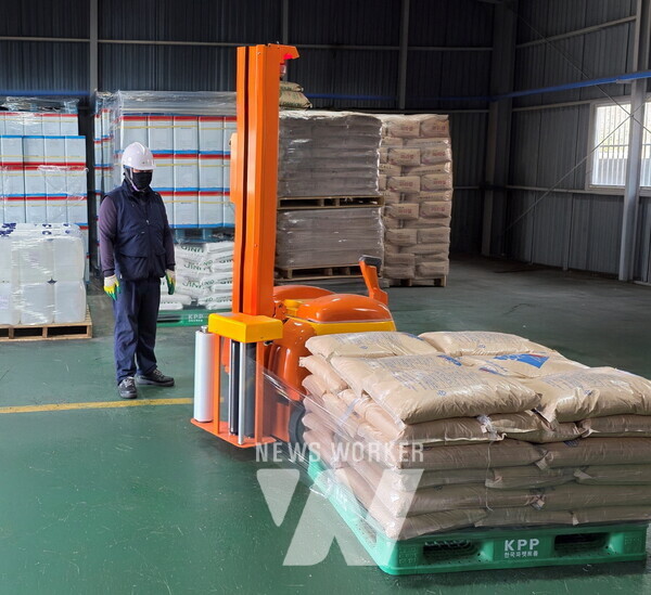 LG화학이 지원한 이동식 랩핑기로 (주)부승화학 직원이 제품을 포장하고 있다.