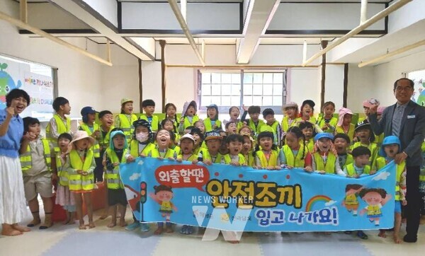 전남 해남군은 아이들의 안전한 야외활동 지원과 안전사고 방지를 위해 관내 전 어린이집, 유치원에 어린이 안전조끼를 배부했다.