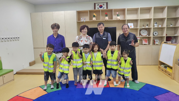 전남 해남군은 아이들의 안전한 야외활동 지원과 안전사고 방지를 위해 관내 전 어린이집, 유치원에 어린이 안전조끼를 배부했다.
