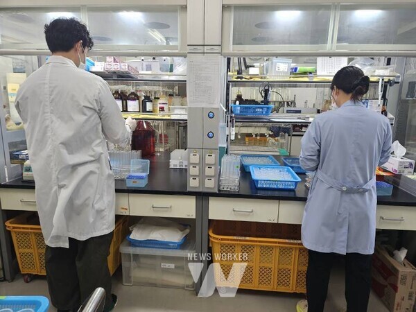 순천시 농업기술센터 직원들이 토양종합검정실에서 고품질 농산물 생산을 위해 토양을 분석하고 있다