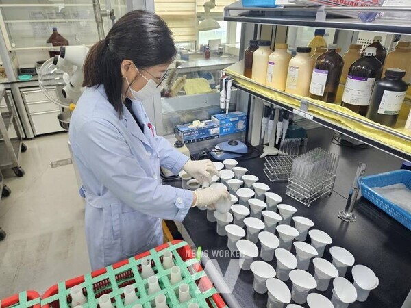 순천시 농업기술센터 직원들이 토양종합검정실에서 고품질 농산물 생산을 위해 토양을 분석하고 있다