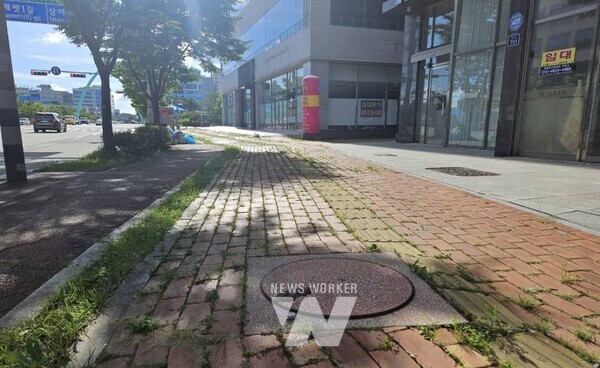 빛가람혁신도시 인도의 파손된 콘크리트 맨홀뚜껑. (사진 제공-나주시)