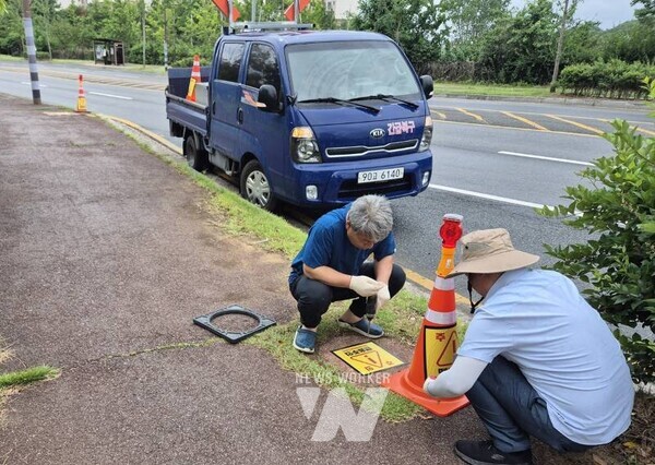 빛가람혁신도시 인도의 파손된 콘크리트 맨홀뚜껑. 2. 나주시가 혁신도시의 파손 우려가 있는 콘크리트 맨홀뚜껑에 대해 사전 안전 조치를 했다. (사진 제공-나주시)