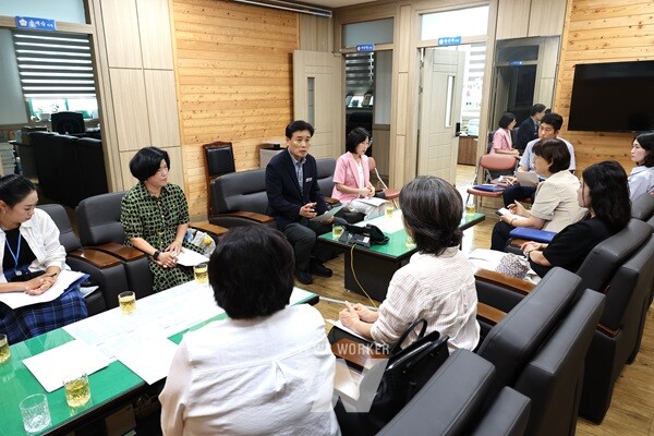 장흥군의회(김재승 의장) 왕윤채 의원은 지난 26일 지역 걷기지도자들과 함께 '장흥군 걷기 활성화 지원 조례' 제정을 위한 간담회를 개최했다.