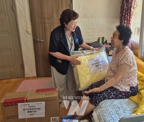 장흥군은 여름과 가을의 경계선에서 늦더위로 인해 폭염 및 건강에 취약한 재가 의료급여 수급자를 대상으로 맞춤형 물품 지원과 건강 안전망 점검 활동에 나섰다.