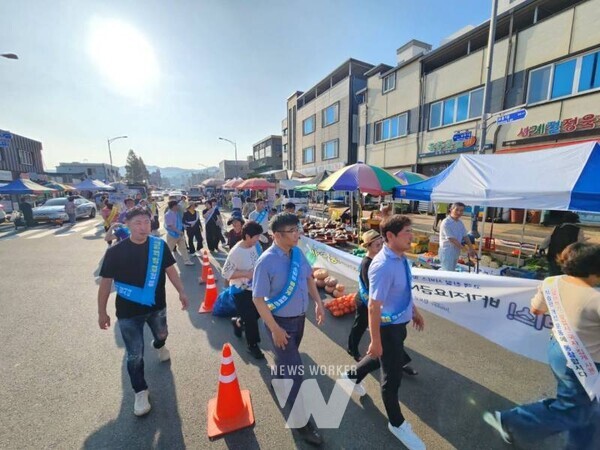 전남 진도군은 올바른 음식문화를 확산하고 서비스 수준을 향상하기 위해 27일 조금시장 일원에서 음식문화 개선과 고객 친절 서비스 다짐 운동(캠페인)을 진행했다.