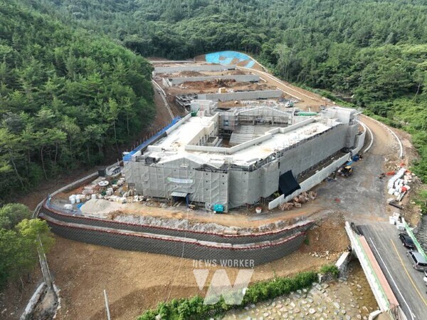 전남 고흥군(군수 공영민)이 추진 중인 「고흥군립하늘공원 조성사업」이 현재 공정률 75%를 넘어서며 순조롭게 마무리 단계에 접어들었다.