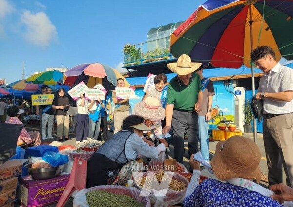 전남 진도군이 민생회복 소비쿠폰의 조기 사용을 촉진하고 전통시장과 골목상권에 활력을 불어넣기 위해 27일 진도읍 조금시장 일원에서 운동(캠페인)을 진행했다.