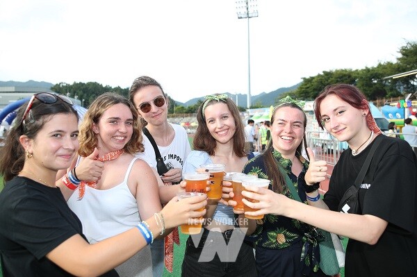 강진하맥축제를 찾은 외국인 관광객들 모습.