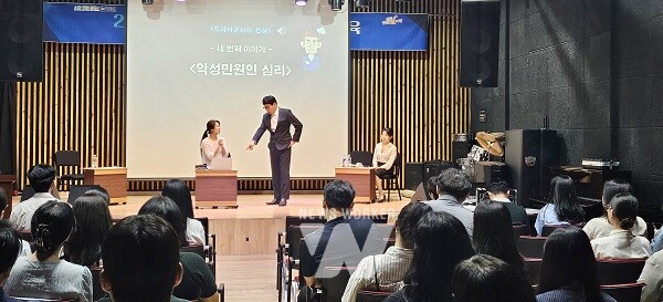 강진군이 신규 공직자와 민원업무 담당자를 대상으로 친절교육을 가졌다.