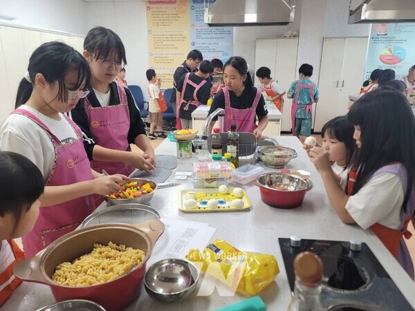 진도군보건소는 성장기 어린이와 청소년의 건강한 식습관을 형성하고 건강한 식생활 실천을 유도하기 위해 지난 5일부터 20일까지 보건소 3층 조리실에서 영양실습 교육을 진행했다.