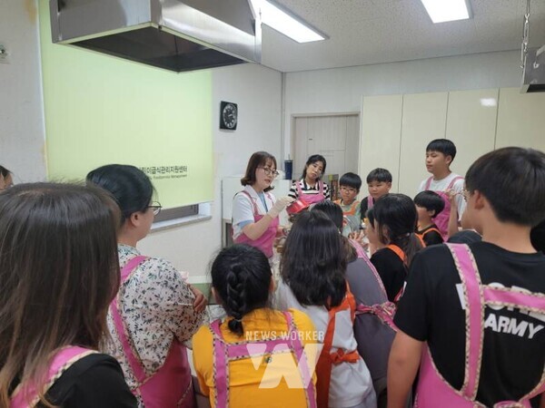 진도군보건소는 성장기 어린이와 청소년의 건강한 식습관을 형성하고 건강한 식생활 실천을 유도하기 위해 지난 5일부터 20일까지 보건소 3층 조리실에서 영양실습 교육을 진행했다.