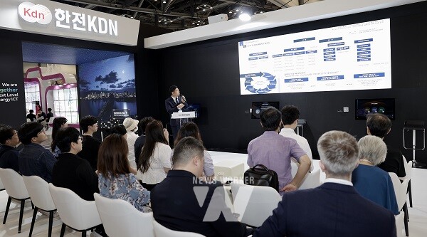 2025 기후산업국제박람회, 한전KDN 전시관에서 기술 세미나를 진행하고 있다