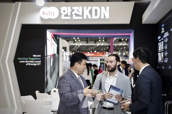 2025 기후산업국제박람회, 한전KDN 전시관을 찾은 외국인 관람객에게 설명을 하고 있는 모습