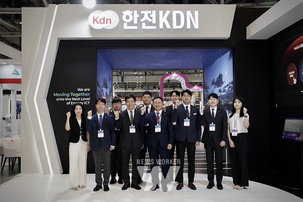 2025 기후산업국제박람회에 참여한 한전KDN 관계자들과 박상형 한전KDN 사장(앞줄 가운데)