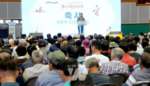 김영록 전라남도지사가 28일 장흥 정남진체육관에서 열린 ‘2025 전농 광전연맹 가족한마당 행사’에서 인사말을 하고 있다.