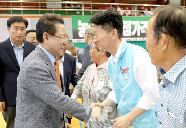 김영록 전라남도지사가 28일 장흥 정남진체육관에서 열린 ‘2025 전농 광전연맹 가족한마당 행사’에서 참석자들과 인사를 나누고 있다.