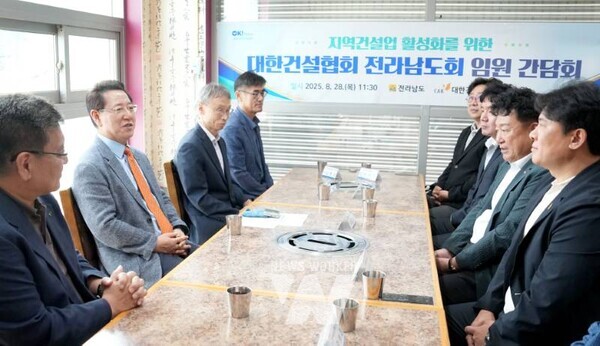 김영록 전라남도지사가 28일 장흥 한식당에서 지역 건설업 활성화를 위해 대한건설협회 전남도회 임원들과 간담회를 하고 있다.