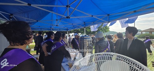 지난 18일, 하의면여성단체협의회 ‘김대중 대통령 서거 16주기-무더위 캠페인’ 활동사진