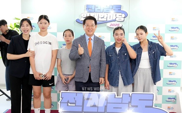 김영록 전라남도지사가 28일 도청 왕인실에서 열린 ‘2025년 전라남도 인재한마당’ 행사에 참석해 인재들과 기념촬영을 하고 있다.