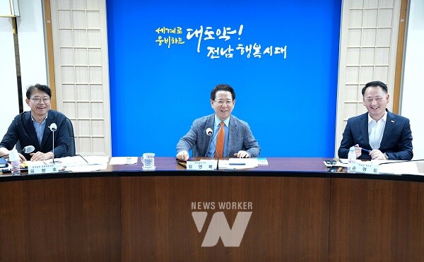 김영록 전라남도지사가 28일 도청 정약용실에서 ‘2025 명량대첩축제 추진상황 보고회’를 주재하고 있다.