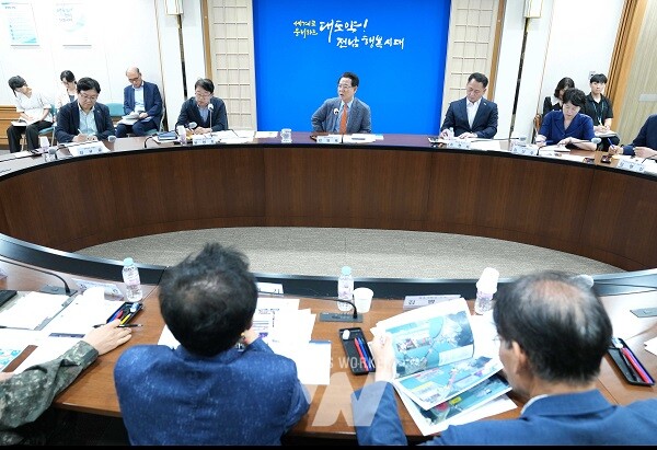 김영록 전라남도지사가 28일 도청 정약용실에서 ‘2025 명량대첩축제 추진상황 보고회’를 주재하고 있다.