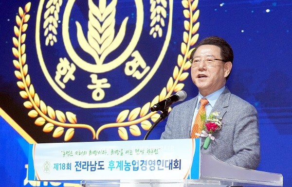 김영록 전라남도지사가 28일 오후 영광 스포티움 야외무대에서 열린 ‘제18회 전라남도 후계농업경영인대회’ 행사에서 인사말을 하고 있다.