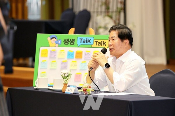 28일 공영민 군수가 ‘청렴 토크’에서 MZ세대 공직자들과 공직사회에서 실제 겪는 고민과 어려움을 자유롭게 소통하고 있다.