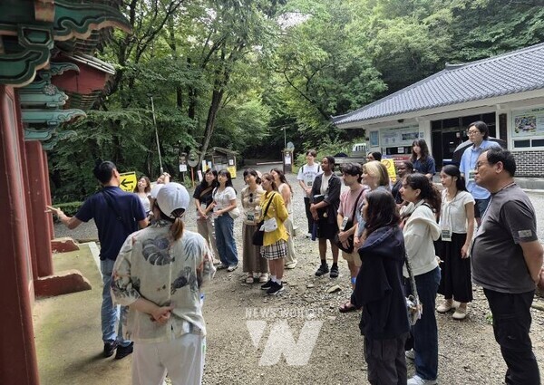 순천 선암사를 찾은 외국인 관광객들이 관광해설을 듣고있다