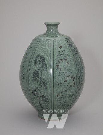 제25회 대한민국 청자공모전 대상을 수상한 김원식 작가의 ‘청자 팔각 긴행꼬’