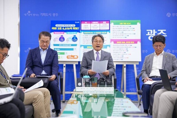 강기정 광주광역시장이 29일 시청 기자실에서 기자들과 만나 '2026년도 정부예산안'을 설명하고 있다. 광주시는 역대 최대 규모인 국비 3조6616억원을 확보했다. /광주광역시 제공