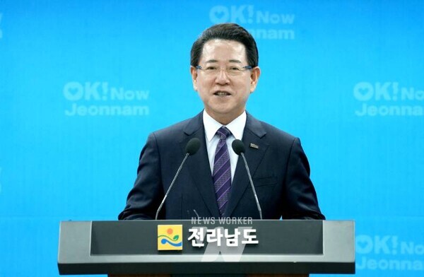 김영록 전라남도지사가 29일 도청 브리핑룸에서 ‘2026년 국고 건의 정부예산반영 성과’ 언론 브리핑을 통해 “2026년 정부 예산안에 국비 약 9조 4천억 원을 확보, 지난해보다 5천 260억 원이 증가했다”고 밝히고 있다.