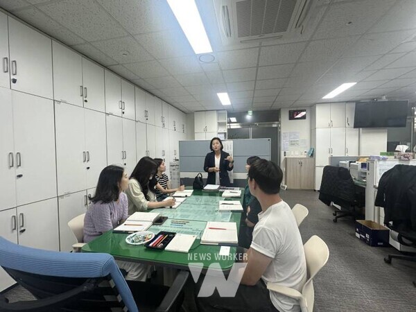 전남 고흥군(군수 공영민)은 민원행정 서비스 품질을 높이고 군민이 체감하는 친절행정을 실현하기 위해 지난 27일부터 28일까지 이틀간 10개 부서를 대상으로 ‘찾아가는 친절 코칭’을 실시했다