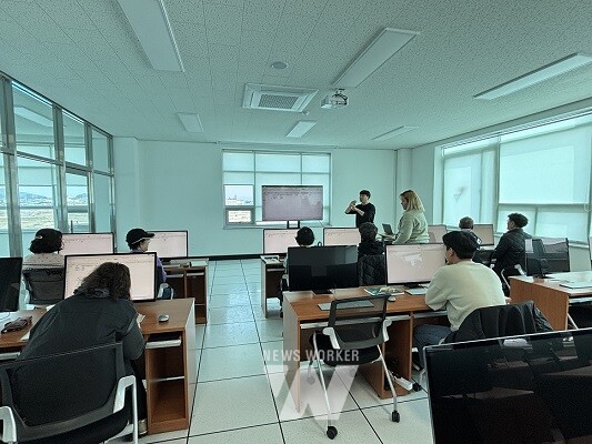 신안군은 농업인대상 스마트폰 활용교육을 진행했다.