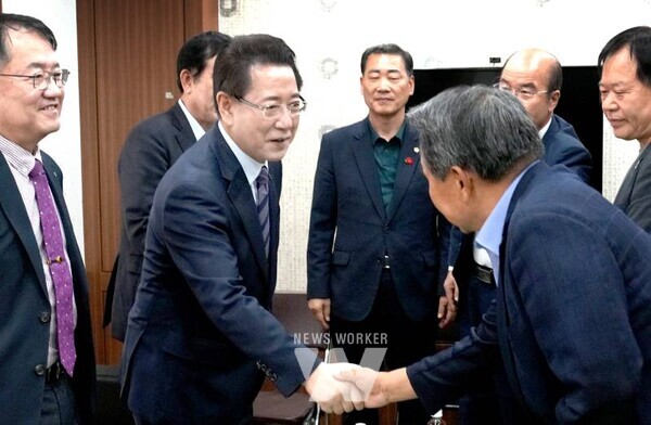 김영록 전라남도지사가 29일 여수 진남문예회관에서 열린 ‘전라좌수영 겸 최초삼도수군통제영 학술대회’에서 참석자들과 인사를 나누고 있다