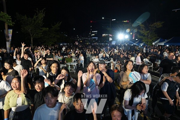 2025 빛가람 하이볼&비어 페스티벌에 구름 인파가 몰려 공연을 즐기고 있다.